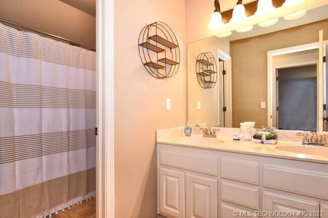 Building Photo - Room for the whole family in this 5 bedroom, 3-1/2 bath Executive Rental on corner lot in Millice...