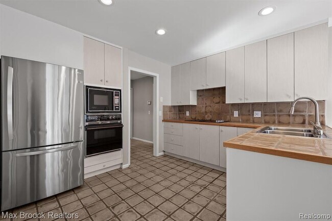 Building Photo - 1131 Timberview Trail