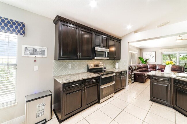 Building Photo - 5545 Bess Ln