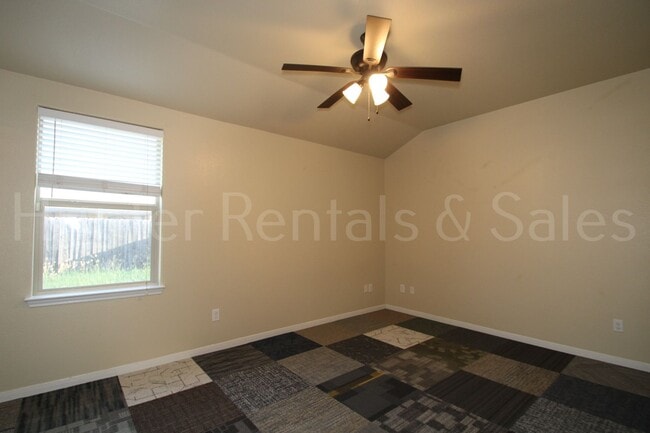 Building Photo - Beautiful 3 Bedroom Duplex