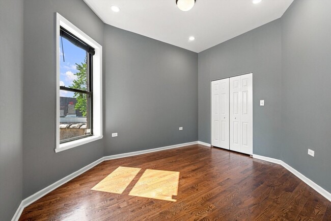 Building Photo - 4834 S Prairie Ave