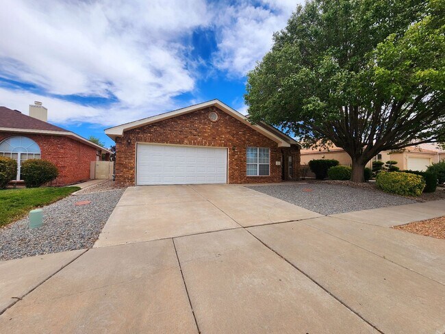 Building Photo - Located in SE Albuquerque