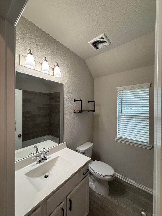 Building Photo - 1562 Ancient Oak Ln