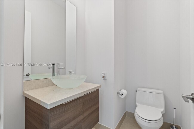 Building Photo - 3472 Emerson Dr