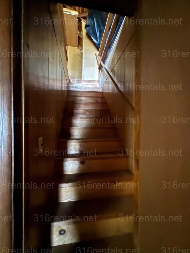 Building Photo - Three bedroom one bath freshly painted house available NOW!