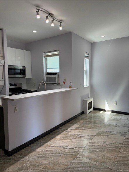 Building Photo - 7305 Metropolitan Avenue Unit