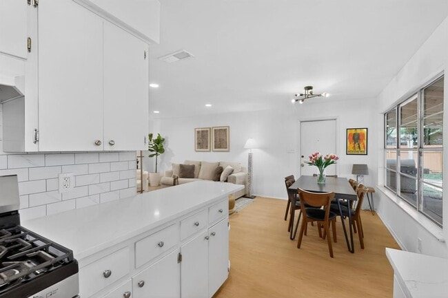 Building Photo - 9807 Dallum Dr