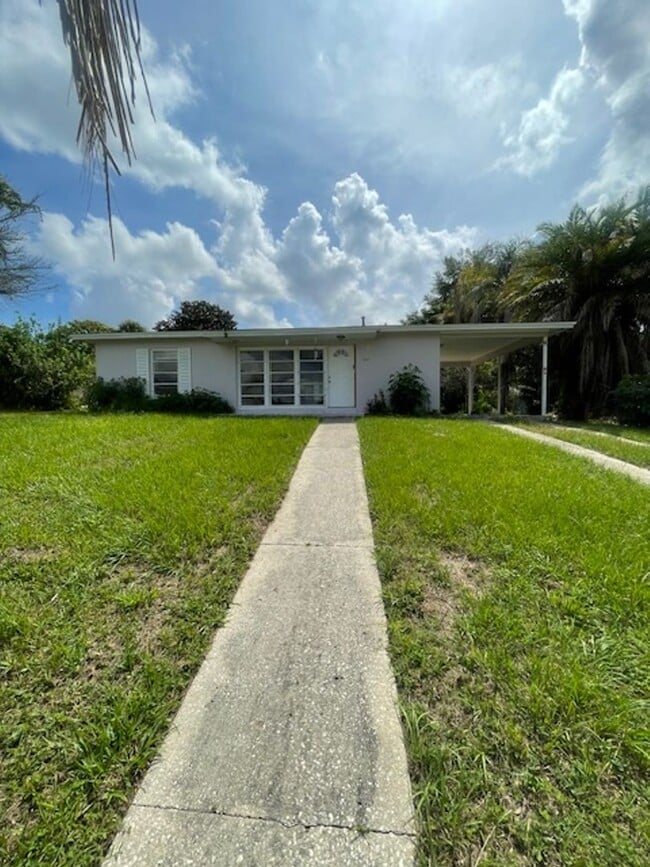 Building Photo - 1023 Gerona Ave