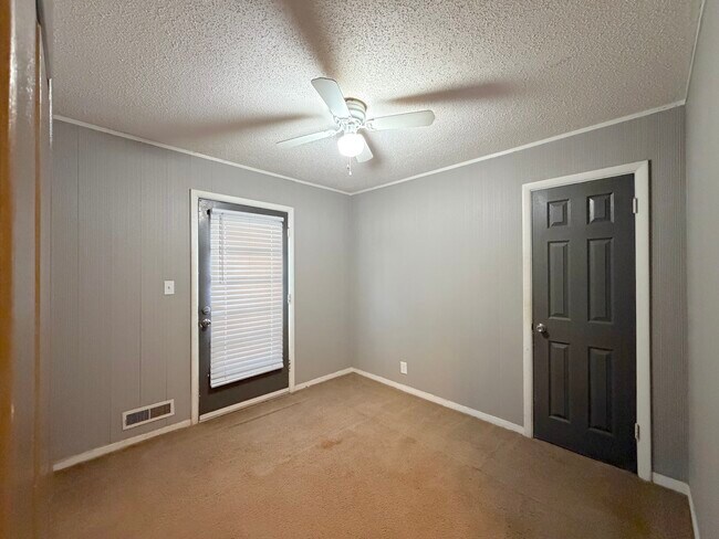 Building Photo - Westport Rd