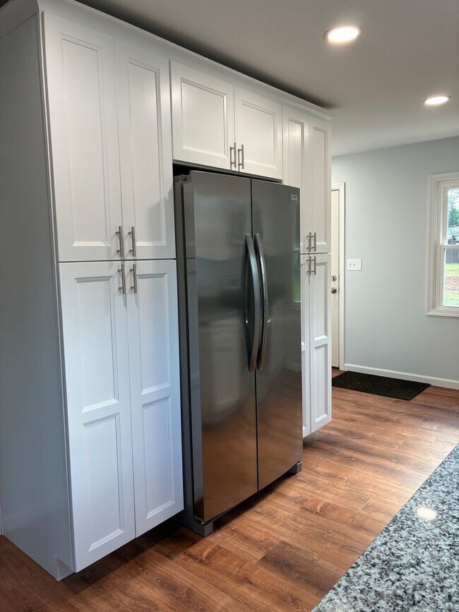 Building Photo - Spacious & Fully Renovated 4-Bedroom Home ...