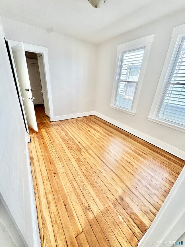 Building Photo - 65 Lilac St