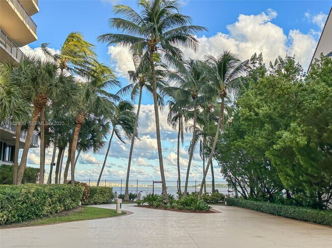 Primary Photo - 540 Brickell Key Dr