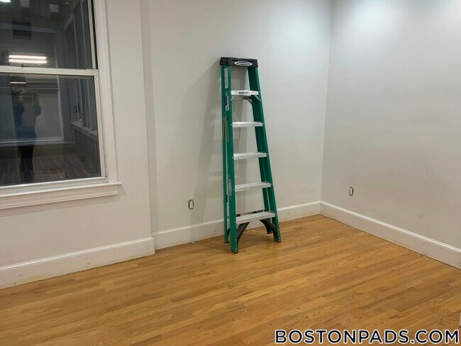 Building Photo - 140 Boylston St