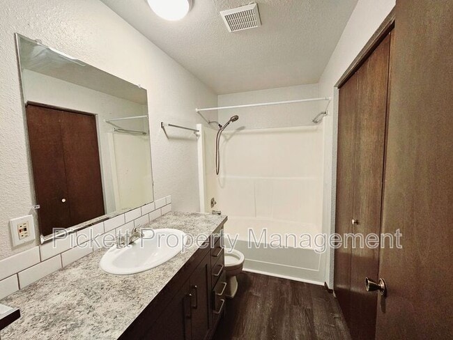 Building Photo - 4619 Beach Dr E
