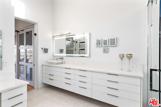 Building Photo - 28405 Via Acero St