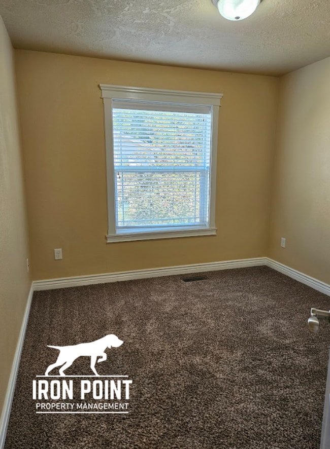 Building Photo - 3/2.5 in Boise-2 Car Garage, Fireplace, Vaulted Ceilings, Landscaping Included.