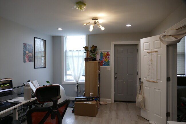 Building Photo - 834 N Mozart St