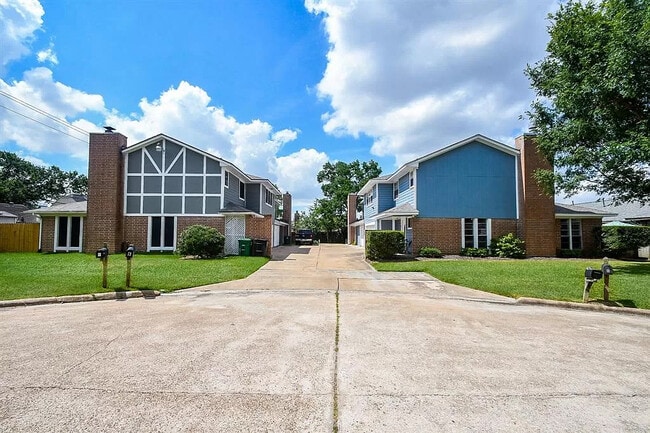 Building Photo - 10807 Sugar Hill Dr