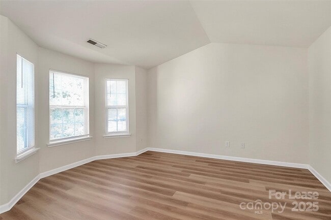 Building Photo - 915 Par One Ct