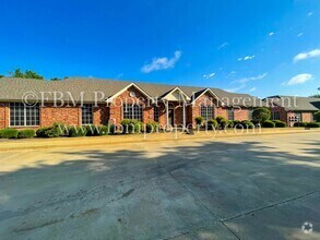 Building Photo - 1203 N Clay St