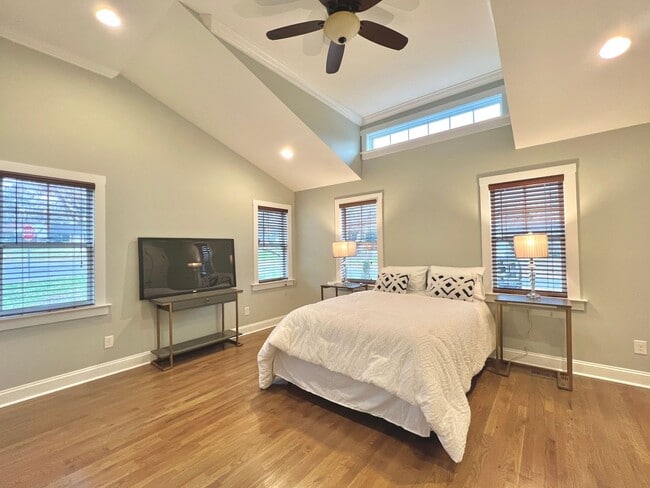 Building Photo - Crafstman-style 4 Bedroom renovated home for lease in Selwyn Park/Madison Park area of Charlotte ...