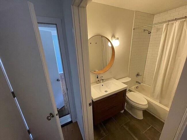Building Photo - 4 bed/3bath-University Elementary School/I...