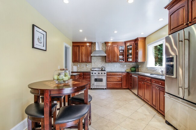 Eat-in-Kitchen - 25 Tamarack Way