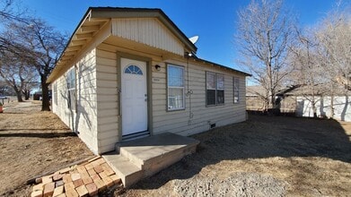 Building Photo - 3202 Center (304)