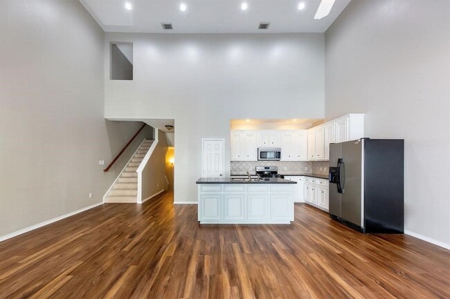 Building Photo - 1247 W 17th St