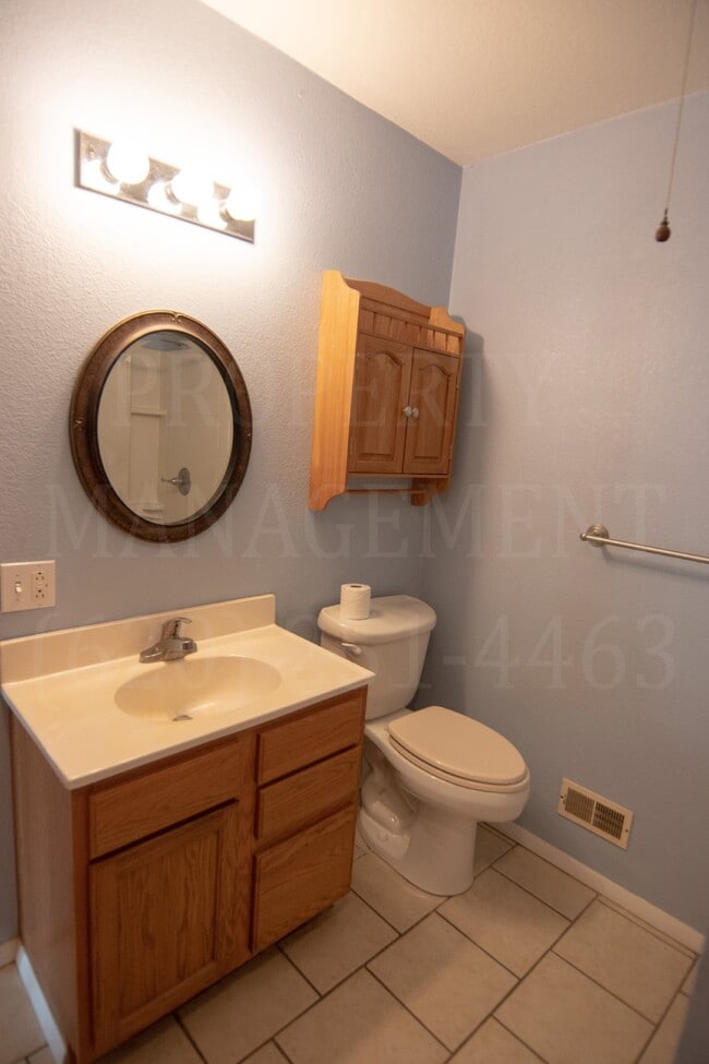 Building Photo - 4 Bedroom 2 Bath