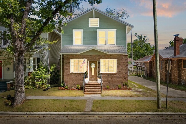 Building Photo - Charming 3 Bedroom Home Near Downtown Savannah with Flex Room & Fenced Yard