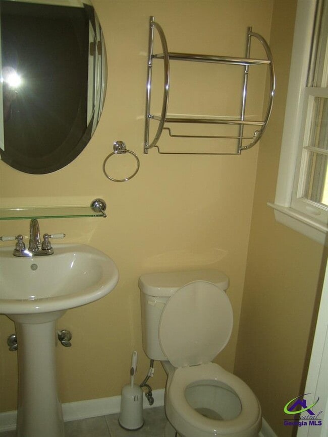 Building Photo - 5 Hampton Square