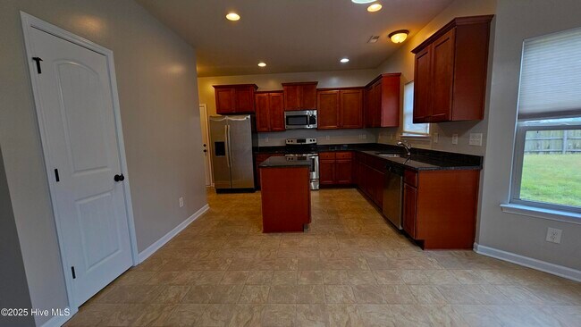 Building Photo - 302 SW Plantation Dr