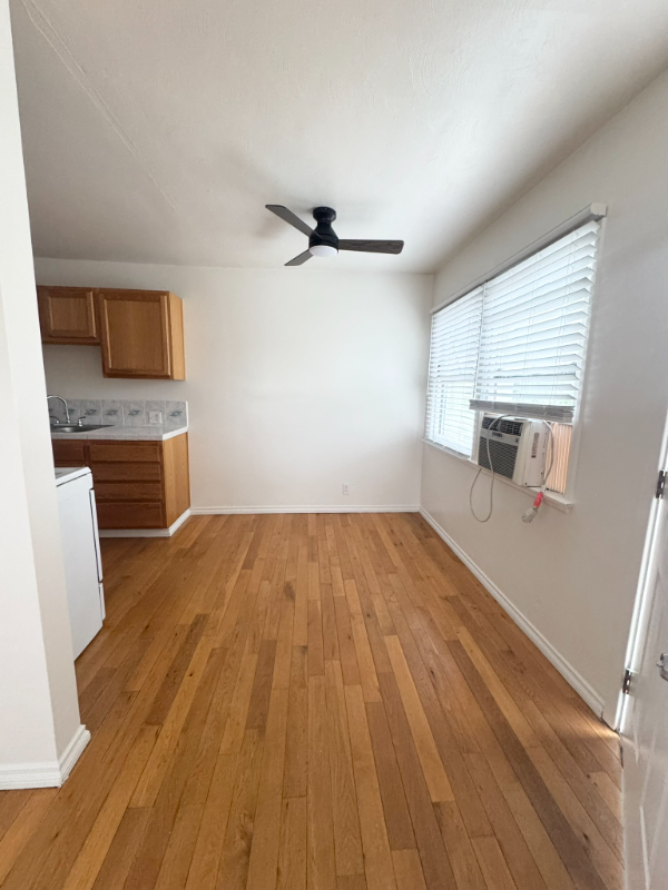 Building Photo - 1093 S Orange Dr