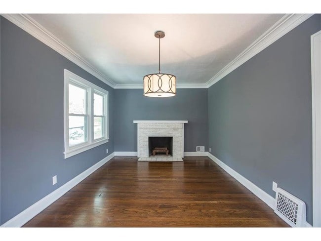 Building Photo - 5919 Kenwood Ave