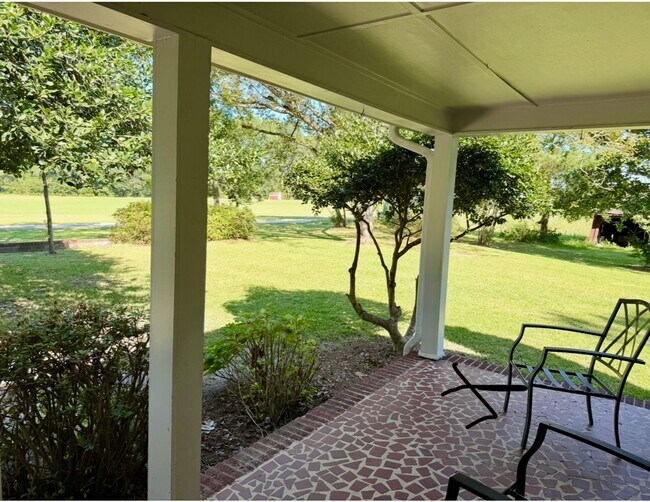 Building Photo - Beautiful home surrounded by nature & beauty!
