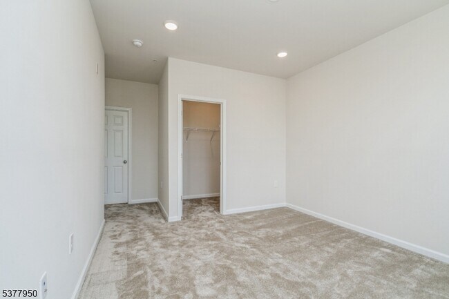 Building Photo - 27 S Davenport St
