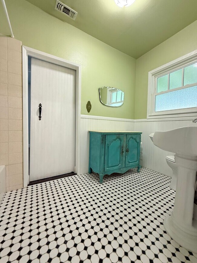 Building Photo - *Charming 2 Bedroom Home in Roseville’s Historic District with Bonus Detached Space*