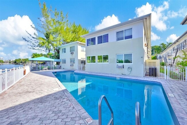 Building Photo - 4730 Pine Tree Dr