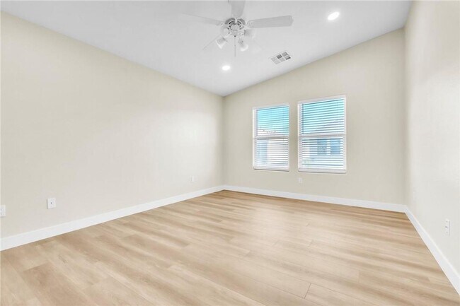 Building Photo - UPDATED 2 BED 2 BATH CONDO IN SOUTH ARLING...