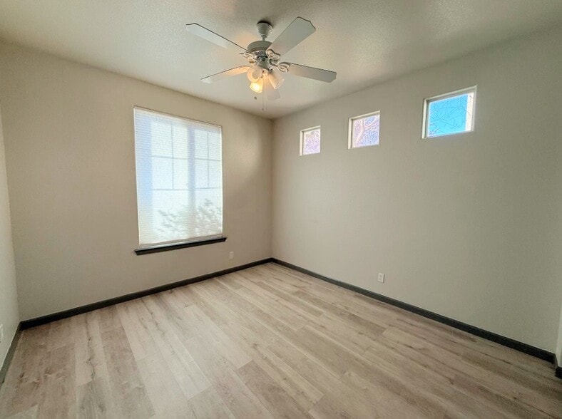 Building Photo - 633 Chandon Dr