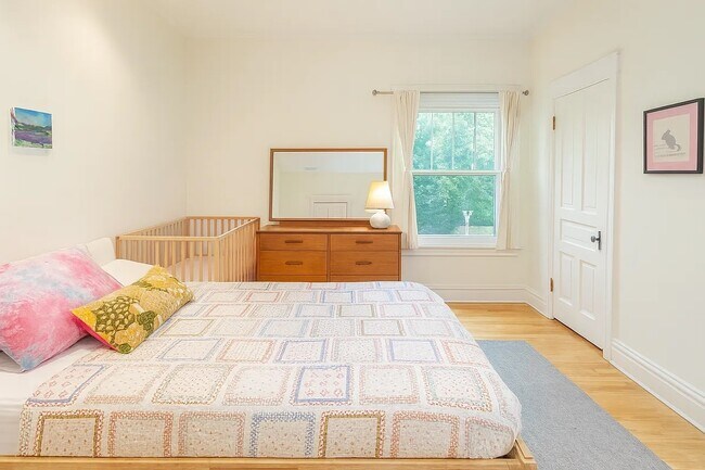 Building Photo - 416 N Grove Ave