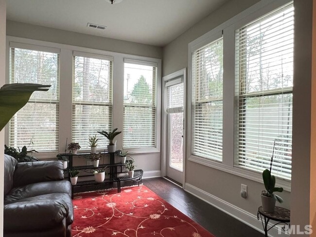 Building Photo - Beautiful 3 Bedroom with Sunroom Townhome in Cary