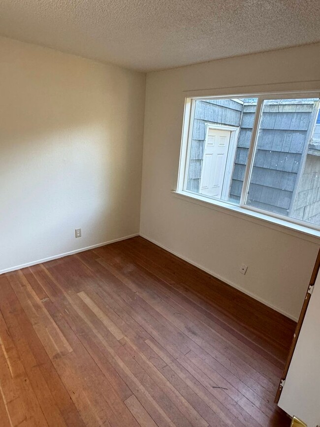 Building Photo - 3 Bedroom House Near UO Campus