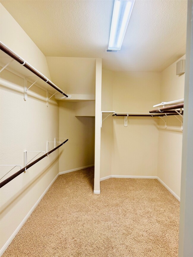 Building Photo - 10002 Nathans Cove