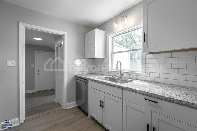 Building Photo - Beautiful and Newly Renovated 3 bedroom / ...