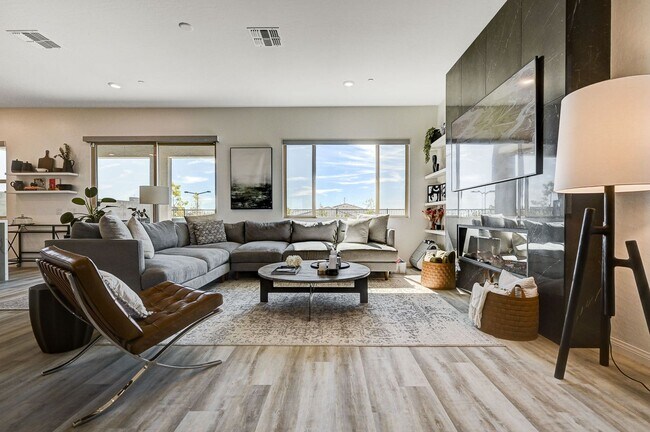 Building Photo - Stunning Fully Furnished 5-Bedroom Home in...