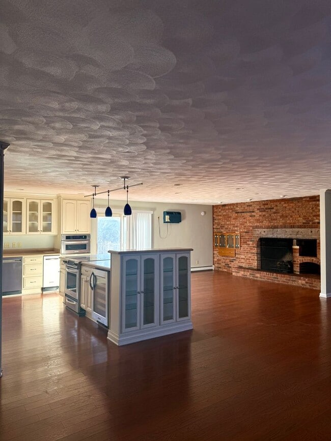 Building Photo - Beverly Manor 946