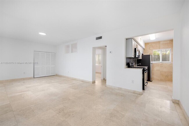 Building Photo - 1100 Venetian Way