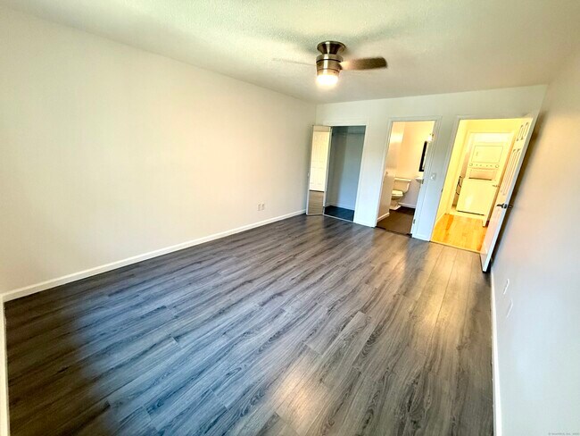 Building Photo - 495 Vincelette St
